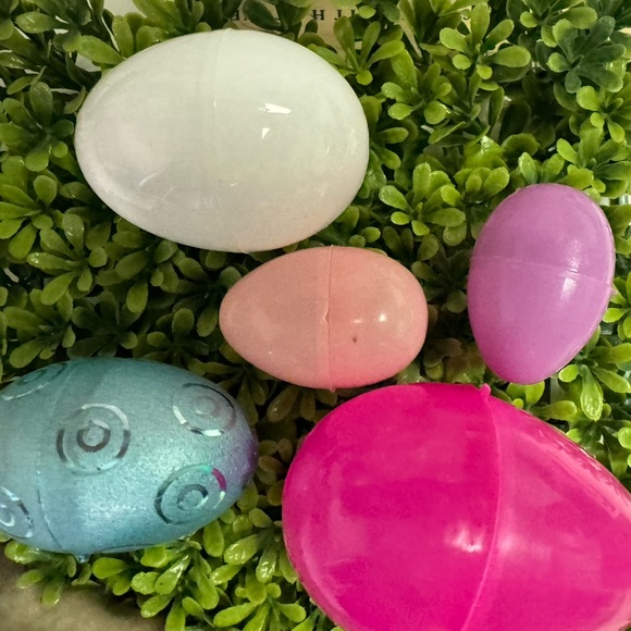 5 plastic eggs filled with MINI random toys, and vintage Mello Smello sticker - Picture 5 of 11